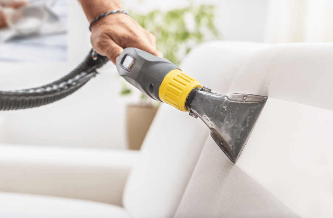 É possível tirar o cheiro de cigarro do sofá com soluções caseiras?