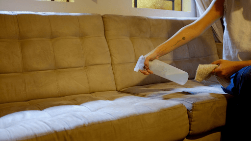 Como limpar sofá de suede? Confira nossas dicas