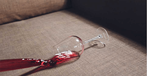 Mancha de vinho no sofá? A limpeza de estofado resolve