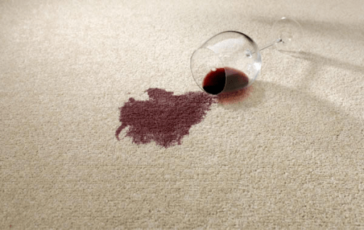 Como tirar mancha de vinho do tapete